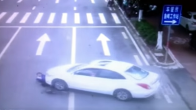 Omstanders redden vrouw die onder auto ligt