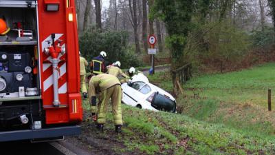 Auto in sloot bij Anloo, een gewonde  