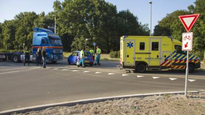 Vrachtwagen botst op auto in Schiedam 