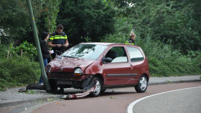 Auto botst op paal 