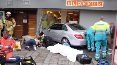Auto rijdt Blokker filiaal Vlaardingen binnen, meerdere gewonden