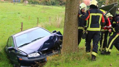 Auto ramt boom en glijdt in sloot in Drentse Anloo