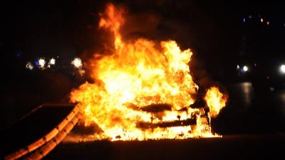 Auto volledig uitgebrand op A28 bij Eelde