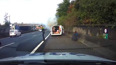 Man weet samen met agenten kinderen uit brandende auto te redden