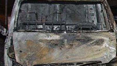 Uitgebrande bestelbus mogelijk betrokken bij drugsdumping