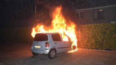 Brandweer gebruikt blusdeken bij autobrand Hoogeveen