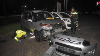 Autobumper na harde knal compleet van auto weggeblazen