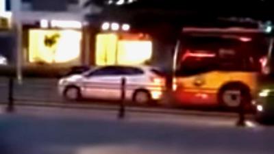 Personenauto rammende bus rijdt over benen automobilist
