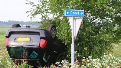 Auto over de kop na botsing door vermoedelijke voorrangsfout