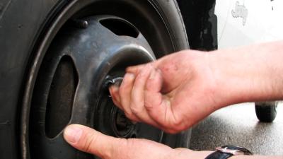 Politie houdt man aan na lek prikken banden 16 auto's Lemelerberg