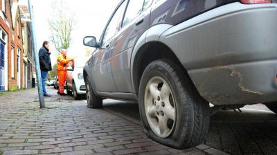 Banden van auto's lekgestoken