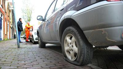 Banden van auto's lek gestoken