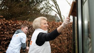 Prinses Beatrix maakt broeikas schoon voor NL doet