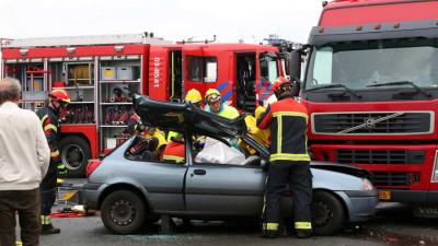 Automobilist bekneld bij ongeval bij Valthermond