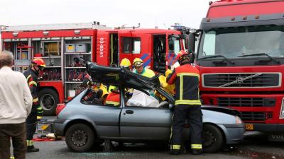 Automobilist bekneld bij ongeval bij Valthermond