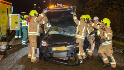 Automobilist bekneld na botsing met bus op de A2