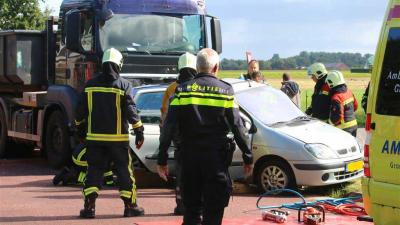 Vrouw bekneld na aanrijding met vrachtwagen Gieterveen