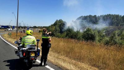 Flinke vertraging snelweg A50 bij Eindhoven door felle bermbrand