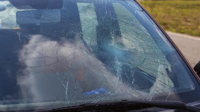 Fietsster en automobilist botsen op Kanaaldijk in Best