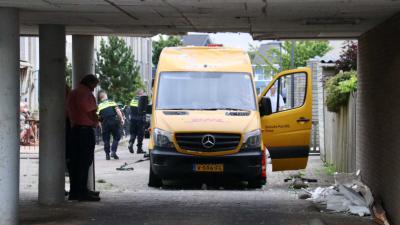Bestelbus rijdt zich klem onder viaduct
