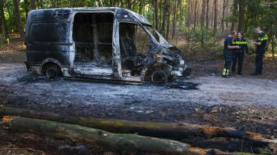 Uitgebrande bestelbus zonder motor en deuren aangetroffen