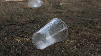 Rondslingerende plastic bekers