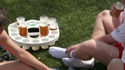 Foto van bier op voetbalveld | Archief EHF