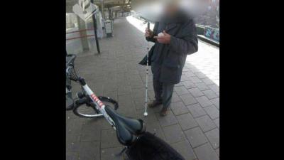 Verkeerd uitgestapte blinde man aan lot overgelaten