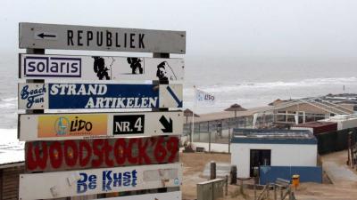 Politie beëindigt strandfeesten Bloemendaal vanwege drukte