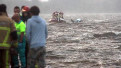 Drie opvarenden door storm omgeslagen zeilboot Westeinderplas gered