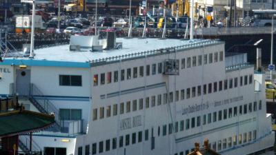 asielzoekers, tentenkamp, hotelboot