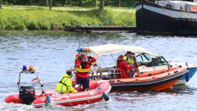 Boot maakt water in haven van Wessem
