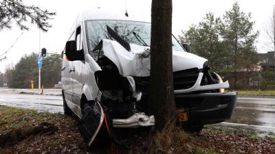 botsing-boom-bestelbus