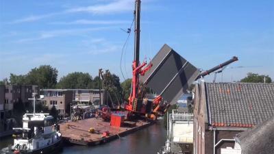 Inhijsen brugdeel Alphen a/d Rijn gaat fout kranen vallen om, meerdere gewonden