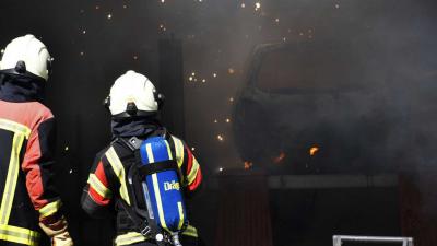 Auto in garage vat vlam bij werkzaamheden