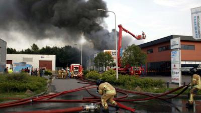 Grote brand bij bedrijf in Hellevoetsluis