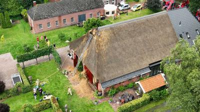 brand-rietgedekt-blikseminslag