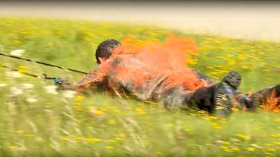 Menselijke fakkel laat zich bijna 600 meter voortslepen 