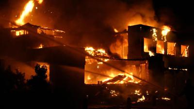 Grote brand verwoest houthandel in Ridderkerk