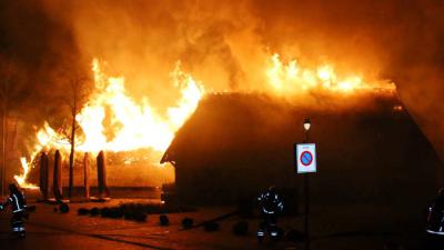 Grote brand veroest boerderij en schuur