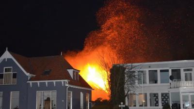 Felle uitslaande brand verwoest loods autosloperij Kiel-Windeweer