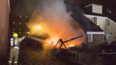 Brandende caravan veroorzaakt grote woningbrand