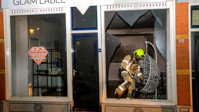 Brandbom naar binnen gegooid bij tandenbleker