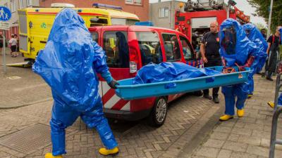 Foto van brandweer in chemiepak met brancard | Flashphoto | www.flashphoto.nl