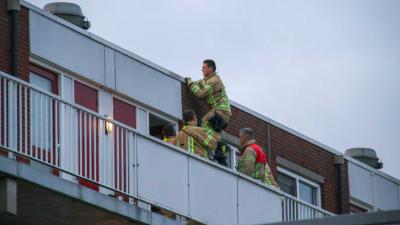 Brandweer redt vrouw van balkon