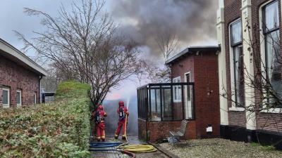 brandweermannen-blussen-schuurbrand