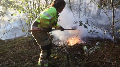 brandweervrouw-vuurzweep