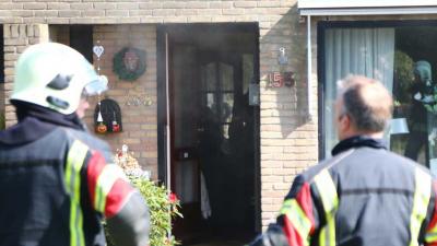 Bewoners genieten van zonnetje, voorbijganger ontdekt woningbrand