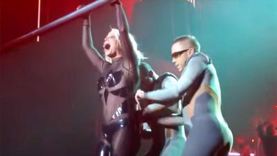 Britney Spears scheurt op podium in Vegas uit haar sexy pakje 