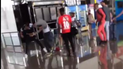 Nederlandse rapper matpartij op vliegveld Barcelona